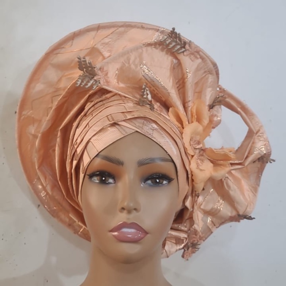 Elegant Peach Headwrap with Floral Accents

GEL 1 O326